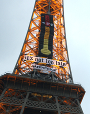 Termómetro de Greenpeace en la Torre Eiffel